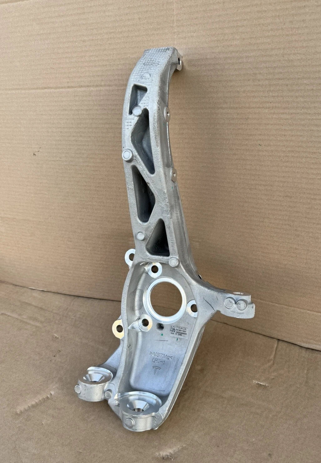 1188311-00-E Front Driver Left Side Knuckle Spindle For Tesla Model Y 2020-2025