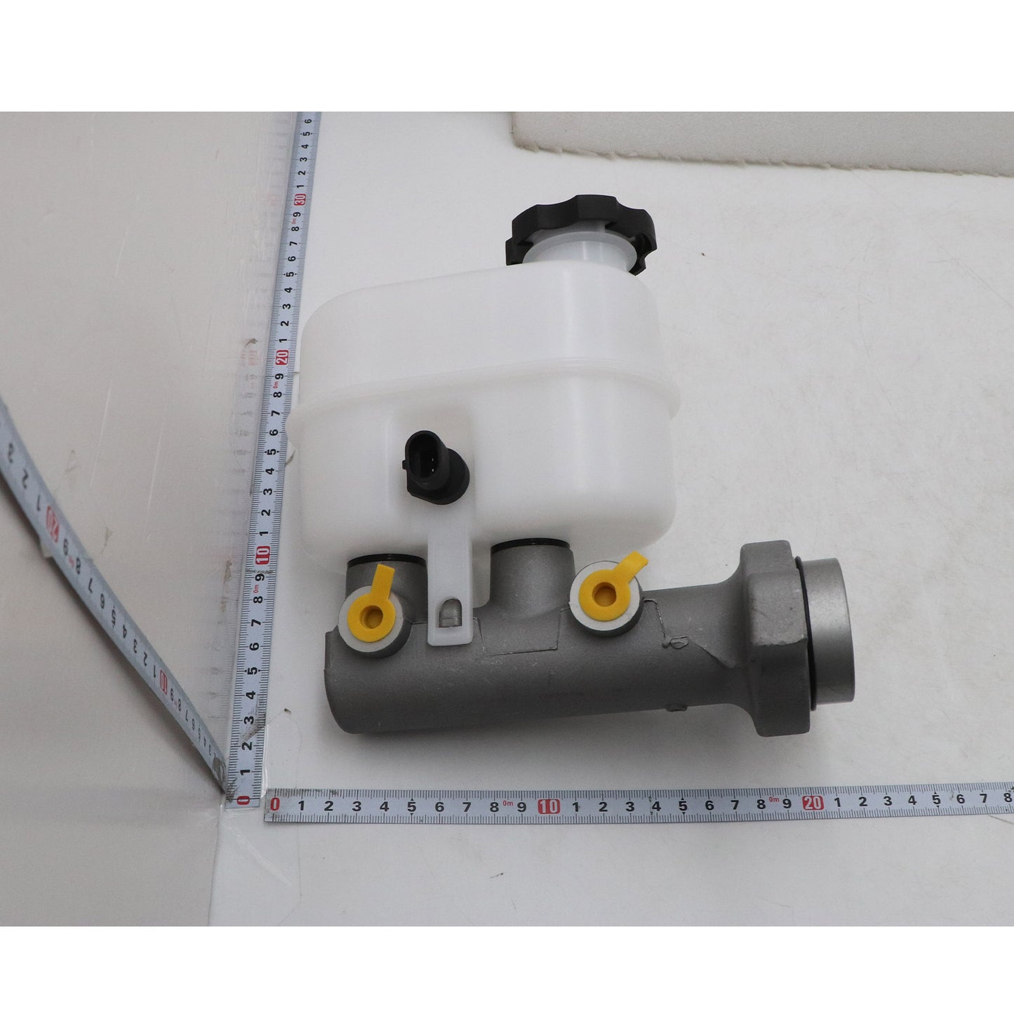 US Brake Master Cylinder New Fits For 2007-2008 Chevy Suburban Yukon 4.8L 5.3L