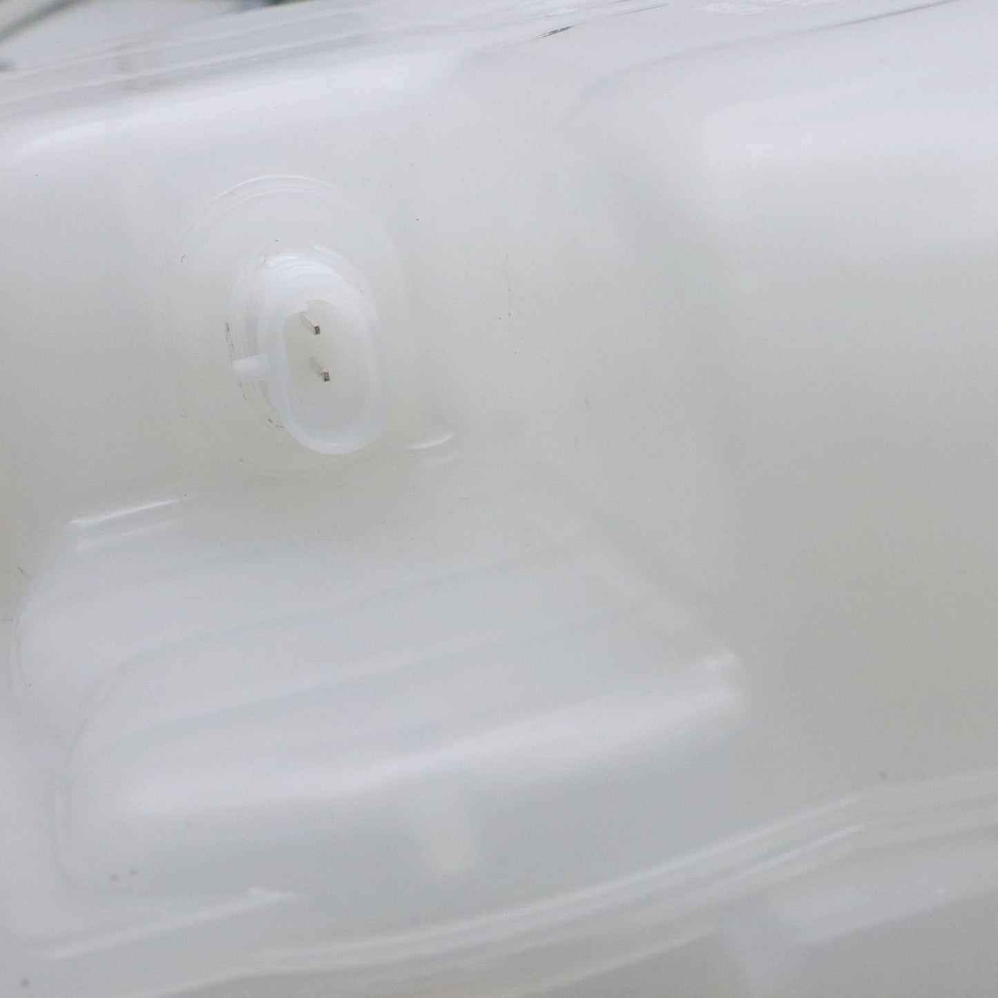 For Chevy GMC Pressurized Coolant Reservoir High Quality 100%New 84257137